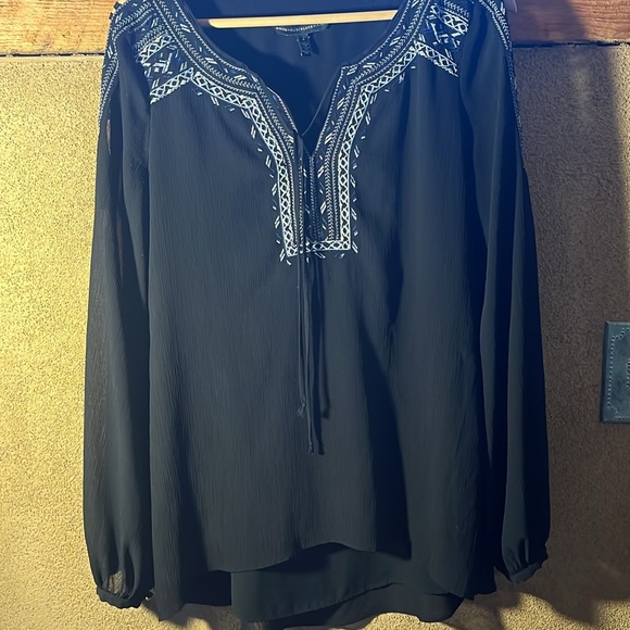 Black sheer overlay embroidered blouse. - Picture 3 of 6